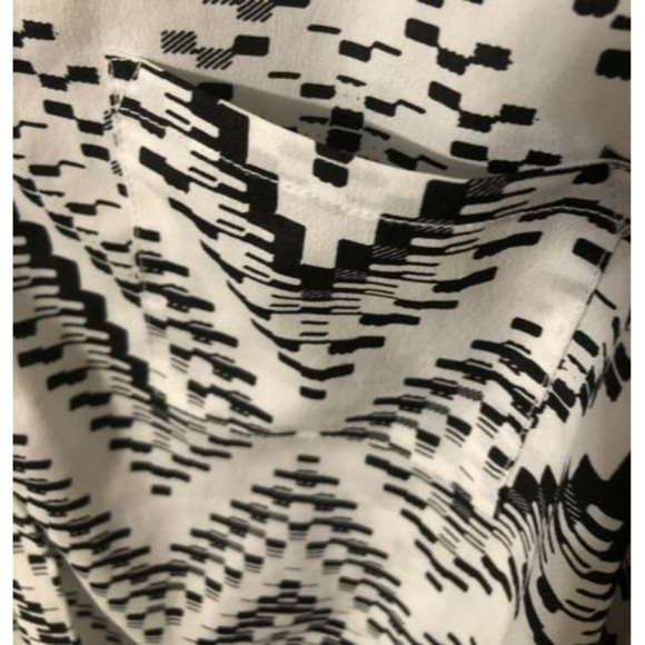 Collective Concepts Top Womens M Petite Sleeveless V-Neck Button Black White - Picture 2 of 9